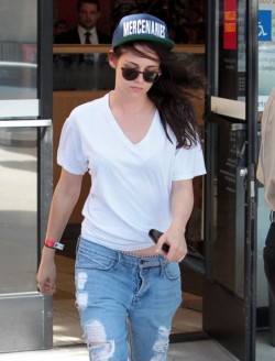 Kristen+Stewart+Visits+Bank+av49ZGkbjArl