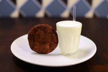 dirty-bones-high-street-kensington-hot-dogs-ribs-cocktails_dessert-milk-cookies