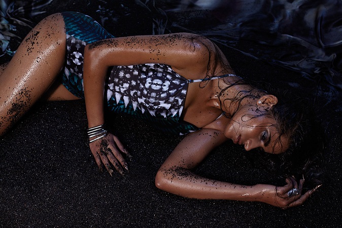 Mona-28386_WORK2_CMYK_dark