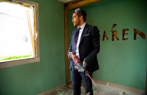 Jake Gyllenhaal Stars in Trailer for Demolition