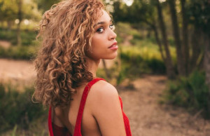 IZZY BIZU reveals video to single ‘MAD BEHAVIOUR’ with debut album out July 22