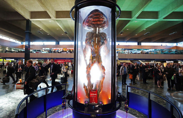 Alien at Euston Station for INDEPENDENCE DAY: RESURGENCE, London, UK, 6th June, 2016