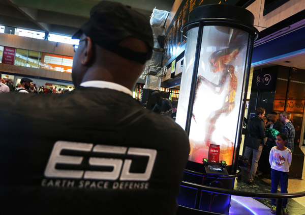 Alien at Euston Station for INDEPENDENCE DAY: RESURGENCE, London, UK, 6th June, 2016