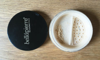 Loose powdered foundation