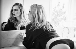 Posing in the mirror, Cara Delevingne flaunts her curves