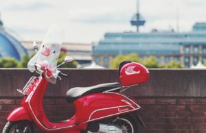 How do Different European Cities Commute? moped