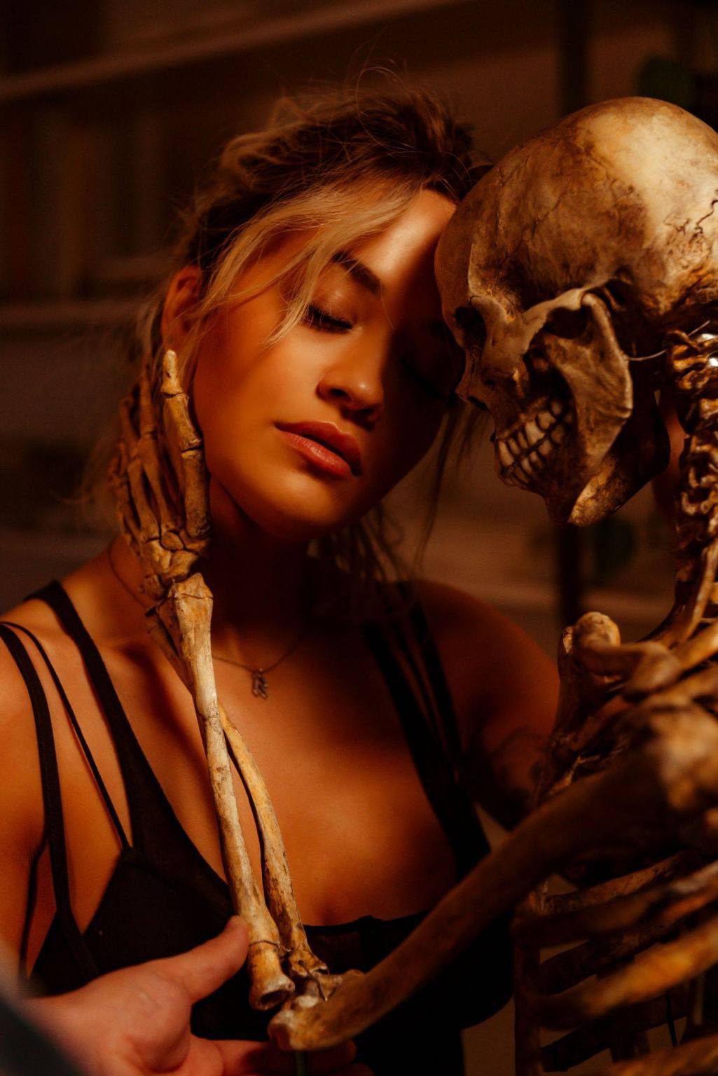 How To Be Lonely - Rita Ora 3