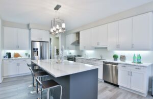 Photo a white kitchen with solid stone centre isle
