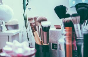 Effortless Beauty: Quick Makeup Looks for Every Day Close up of makeup brushes