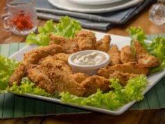 5 Reasons Organic Free Range Chicken is Worth the Extra Care Organic Fried Chicken on a plate of lettuce leaves