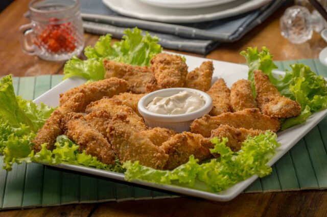 5 Reasons Organic Free Range Chicken is Worth the Extra Care Organic Fried Chicken on a plate of lettuce leaves
