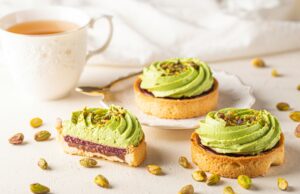 Pistachio Paradise: London’s Nuttiest Trend for 2025 Photo of Pistachio cake and coffee