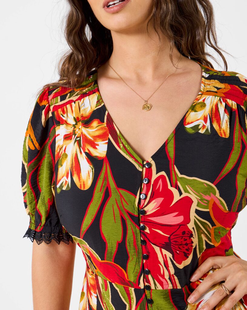 Simply Be designs for sizes 10-32 from the first sketch, not as an afterthought. Our refreshed guide to shopping their dresses by shape and occasion.
