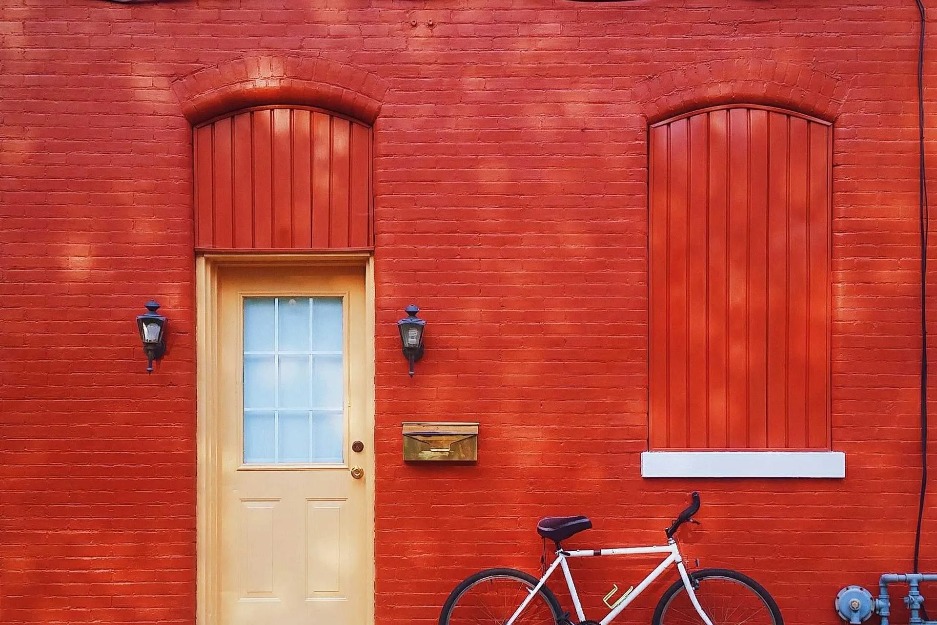 Black T-shirt: The Essential That Everyone Should Have In His Wardrobe - Flavourmag